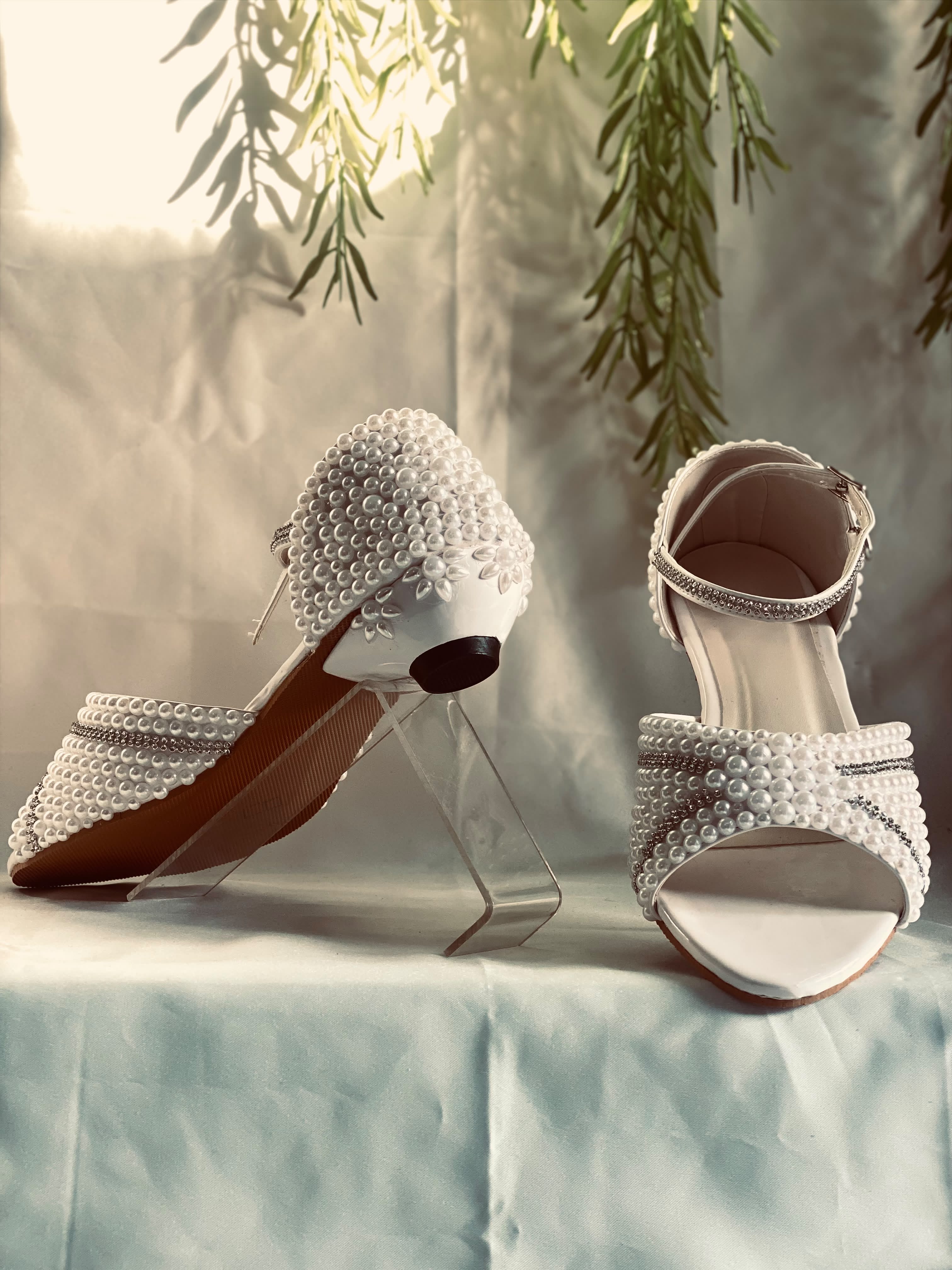 AH1-0018 — off-white pearl bridal heel with gold stones